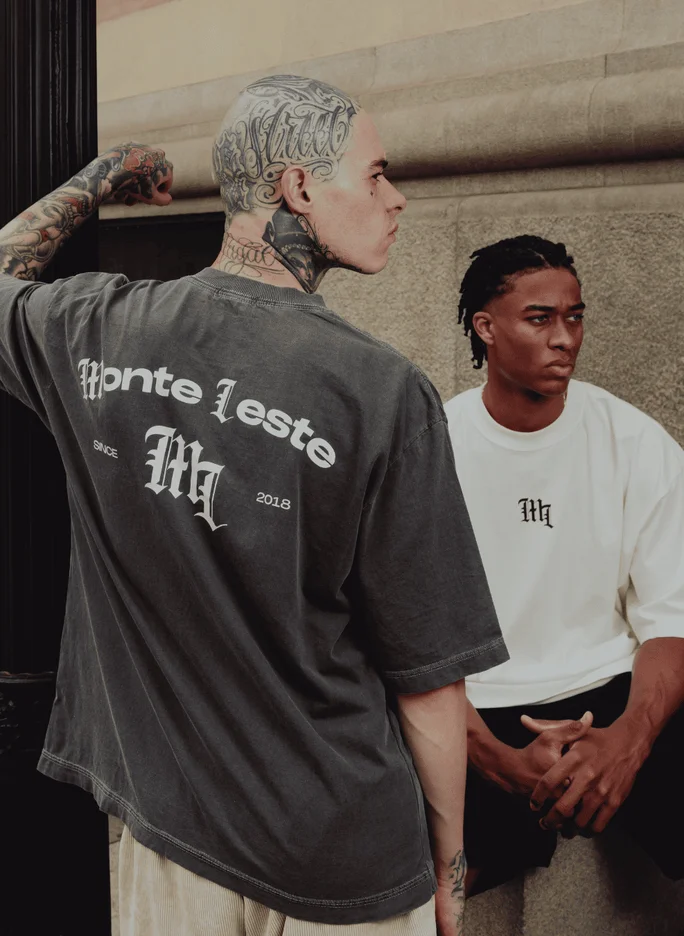 Camiseta Box Oversized Estampada Tomb Cinza Estonado